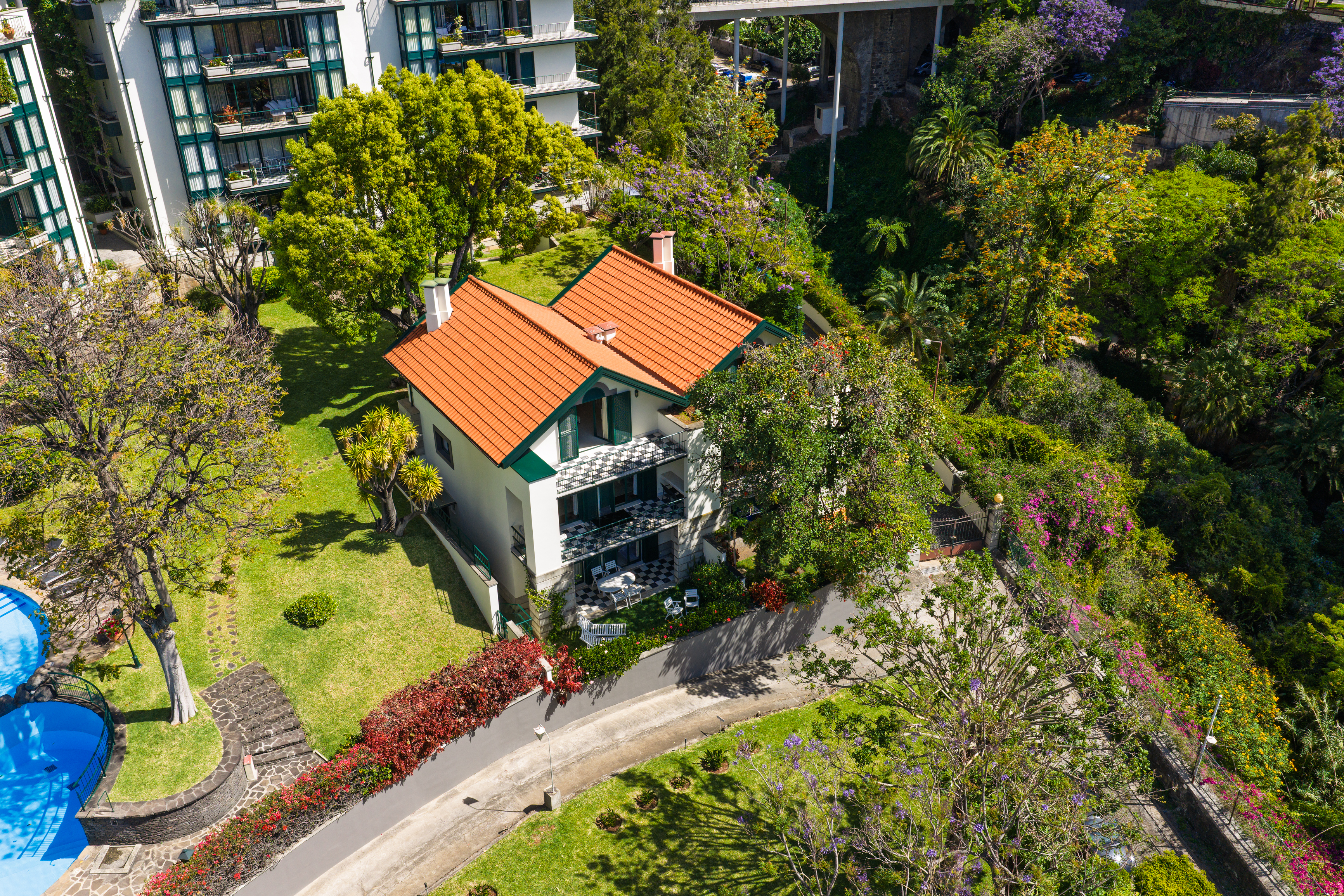 Vista aérea da casa nos jardins