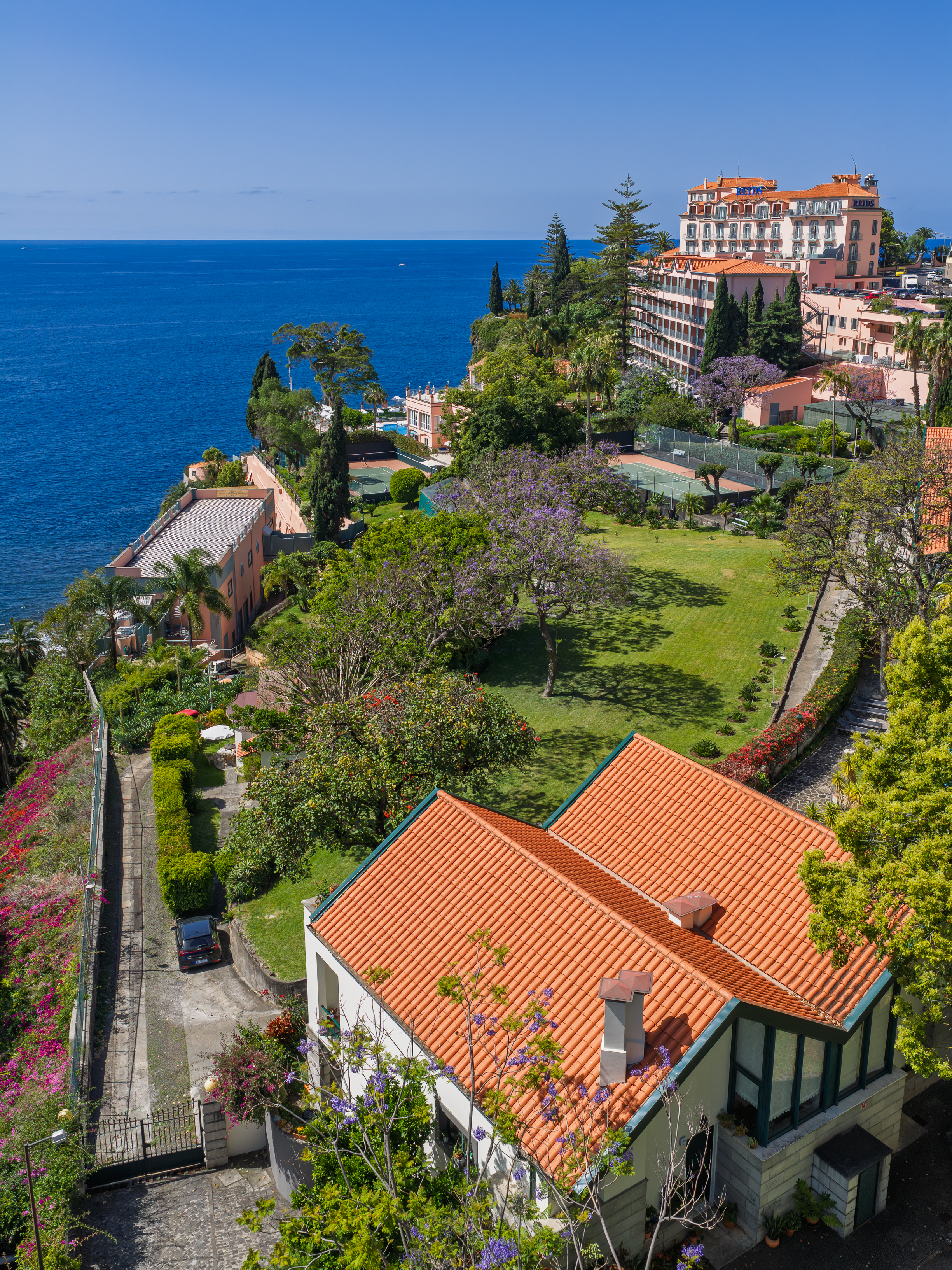 Vista aérea da casa e piscina