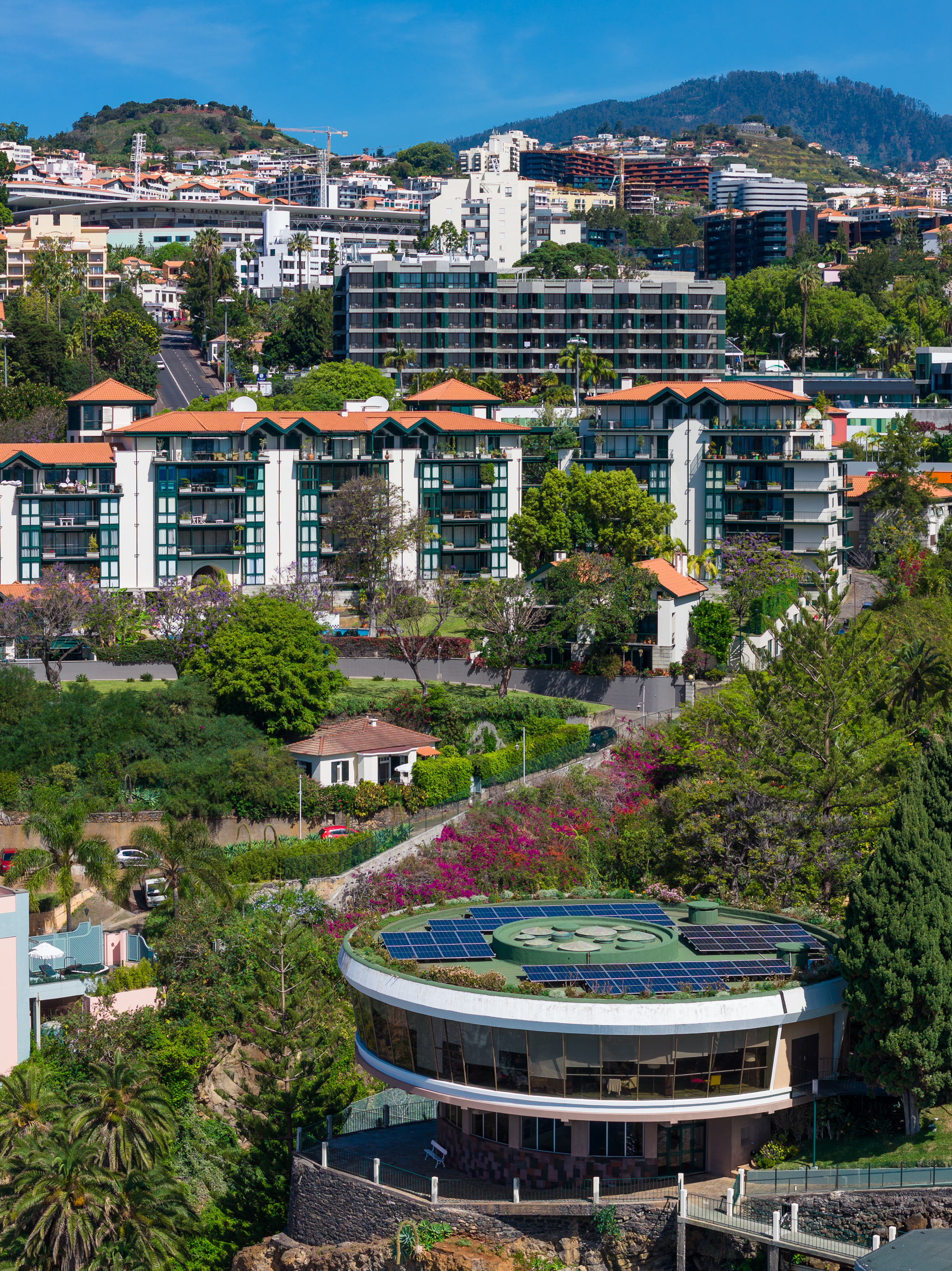 Vista aérea de Funchal e oceano
