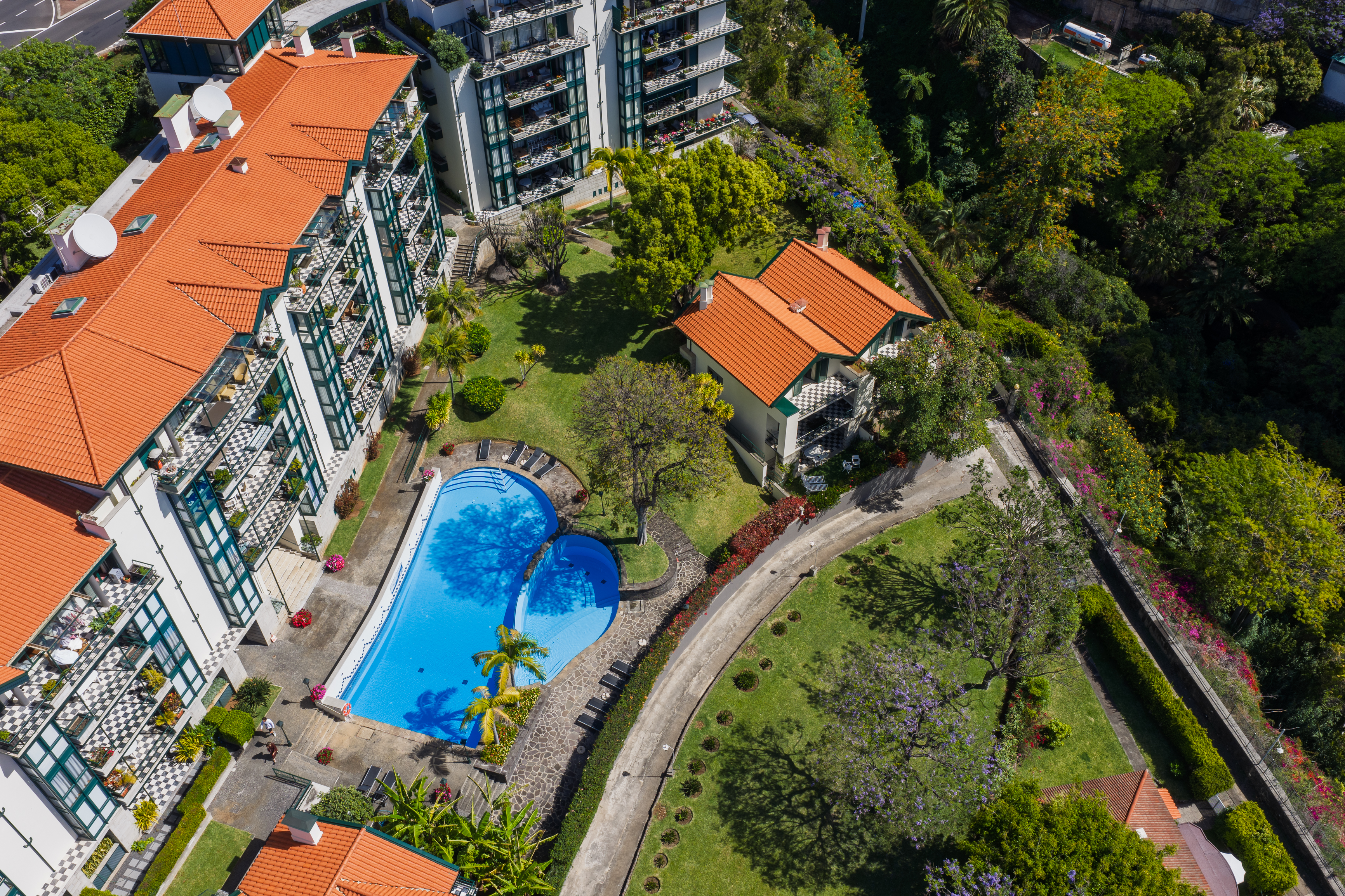 Vista aérea da casa e piscina dos jardins