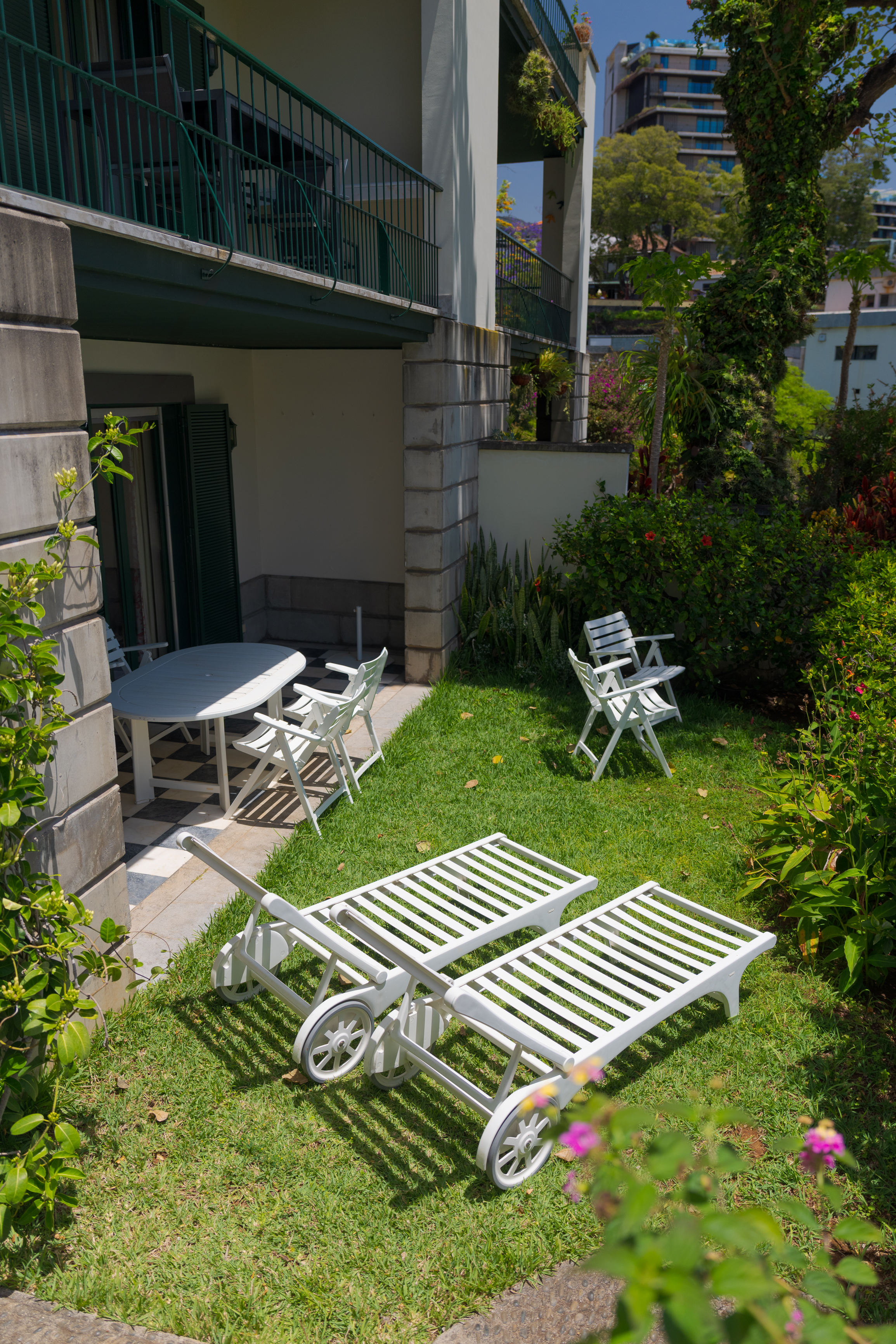 Jardim e terraço privativo com espreguiçadeiras
