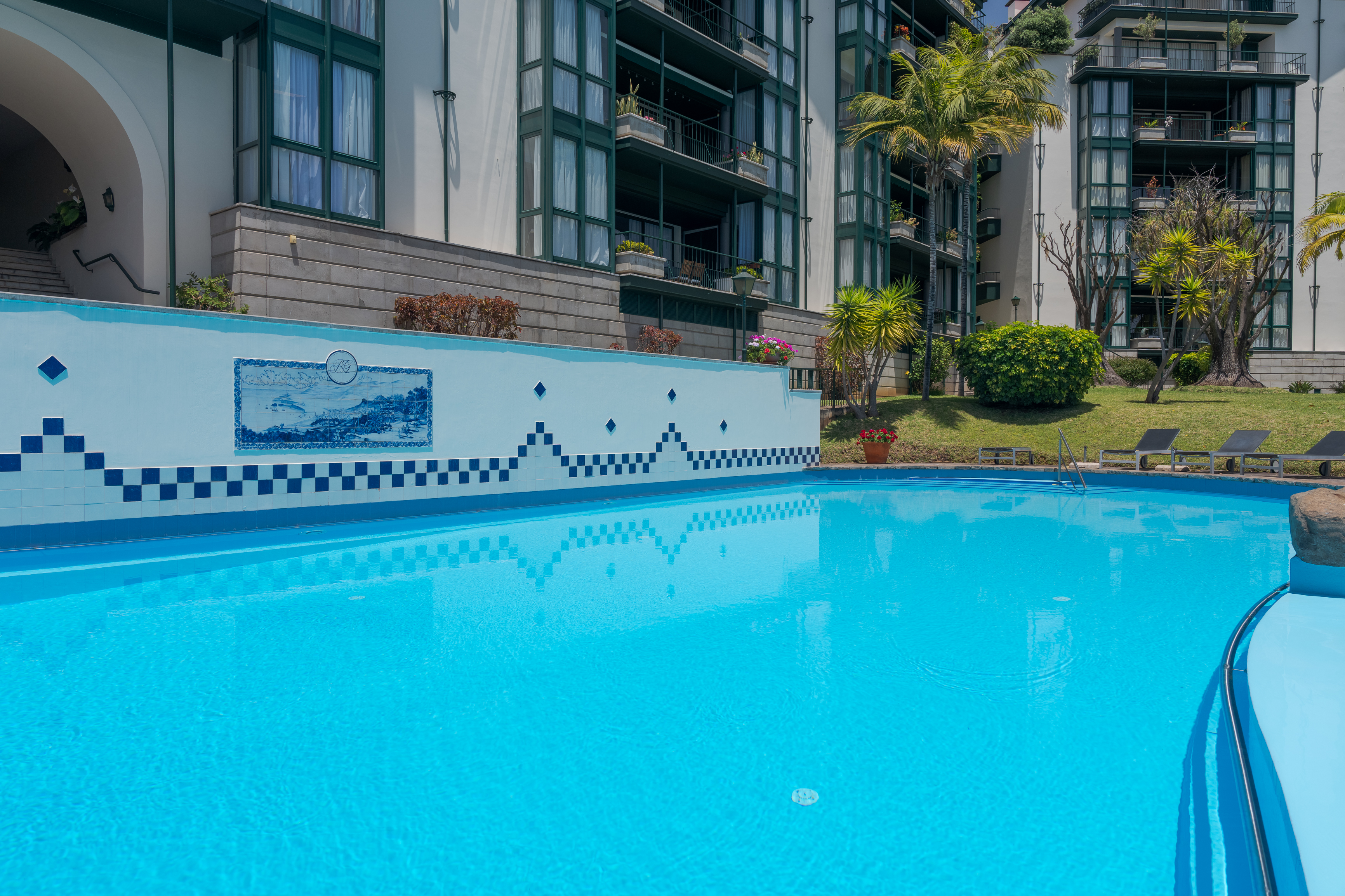 Piscina com parede de azulejos típicos