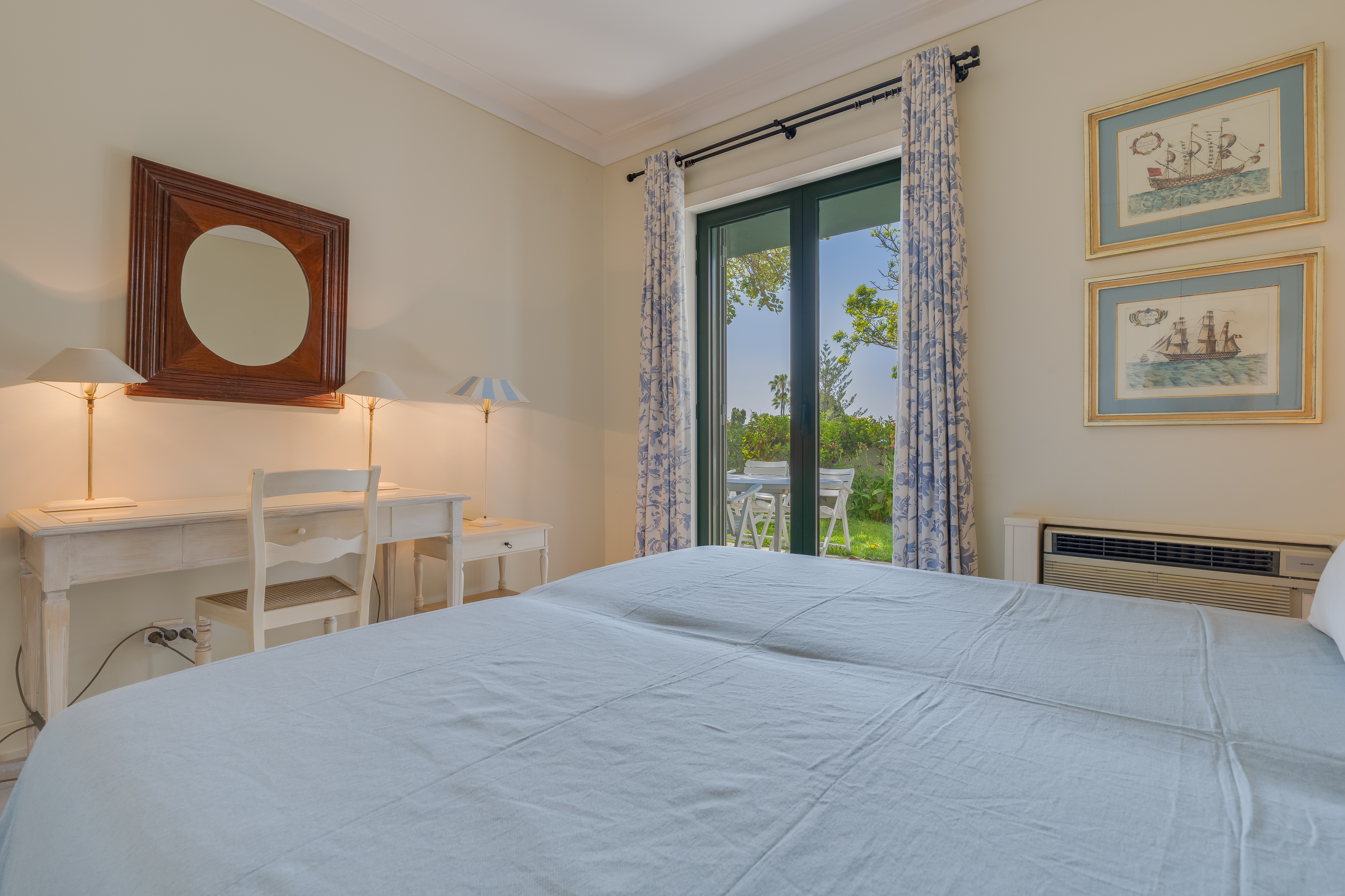 Quarto azul secretária