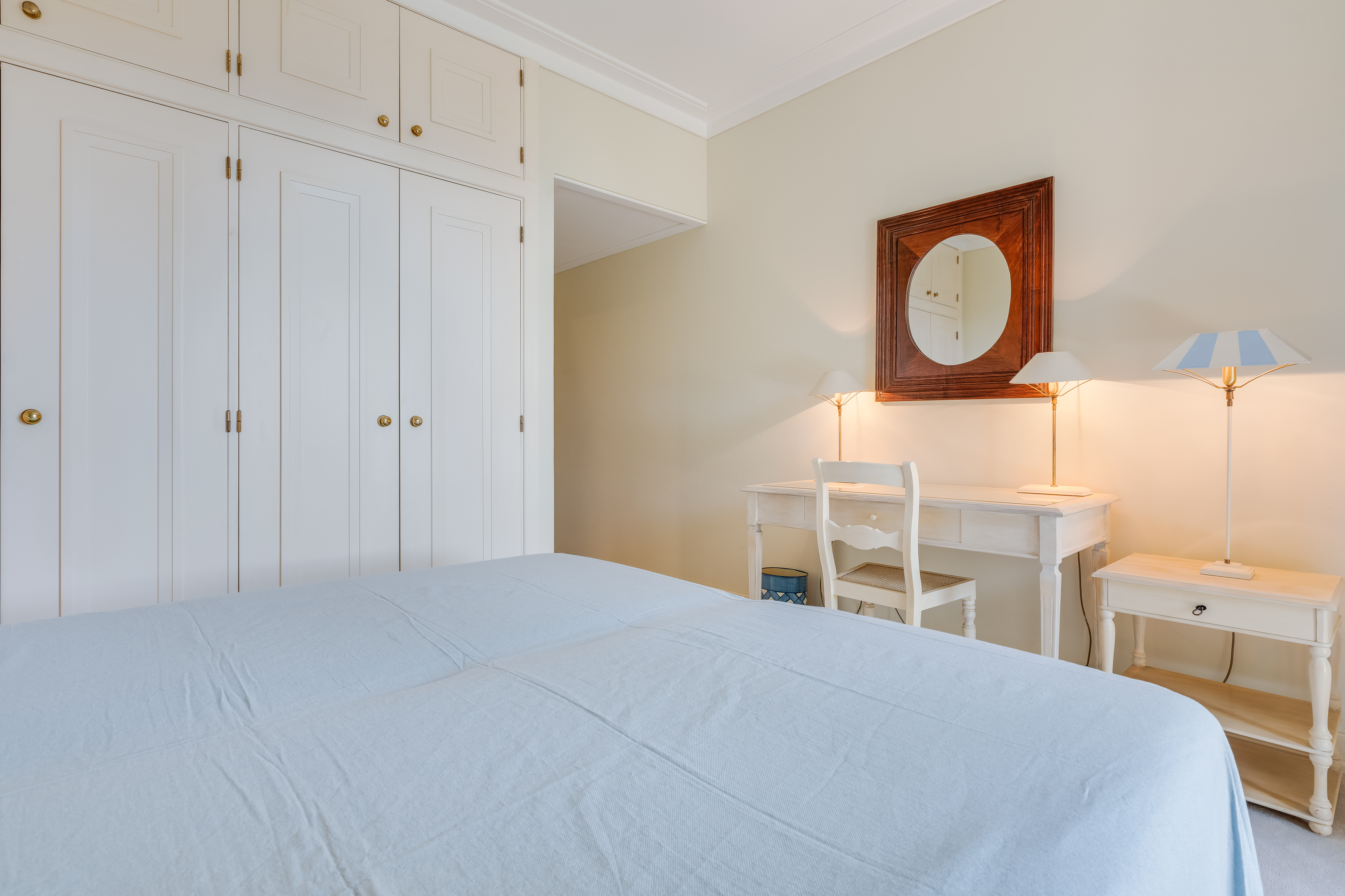 Quarto azul armários