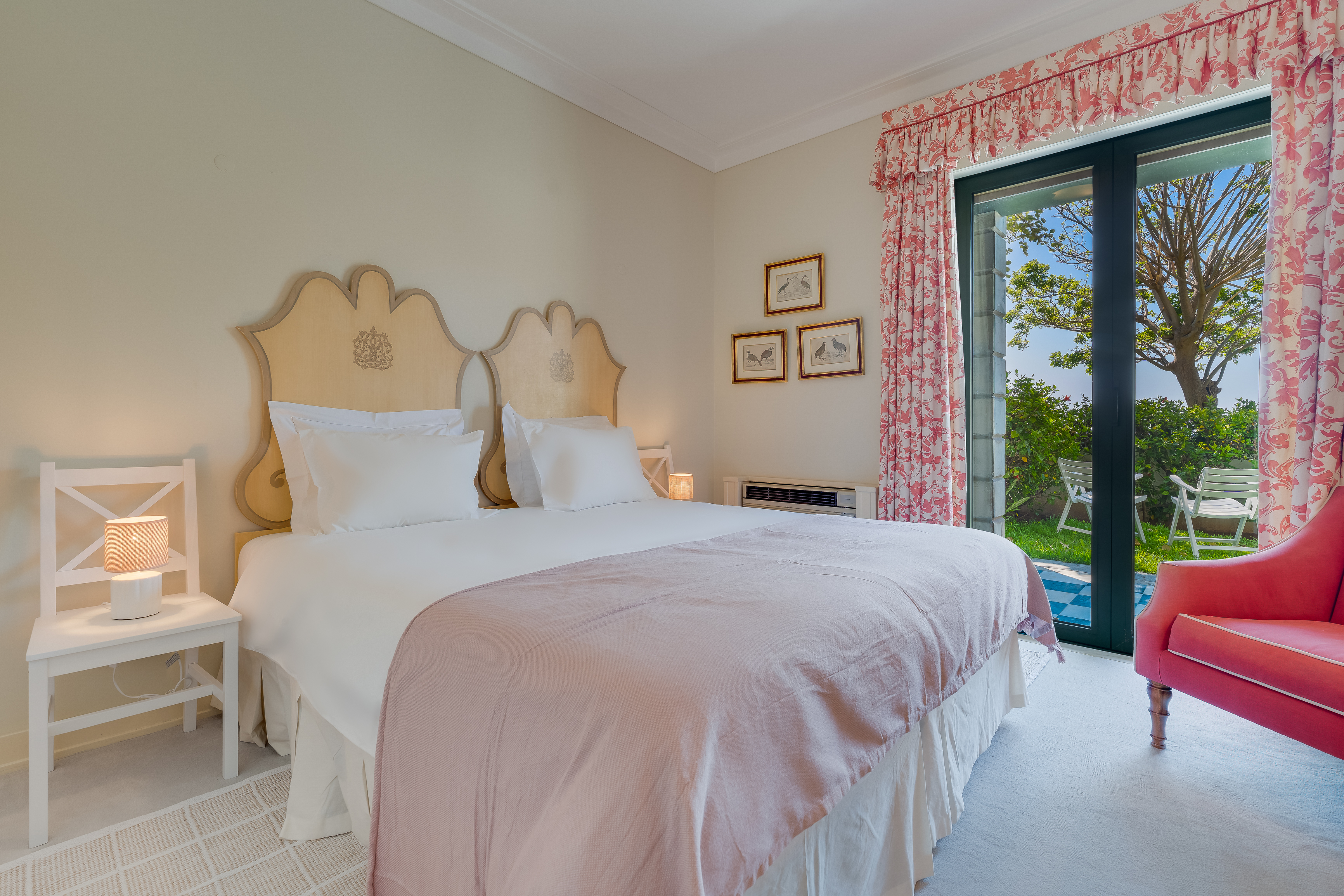 Quarto encarnado cabeceira ornamentada