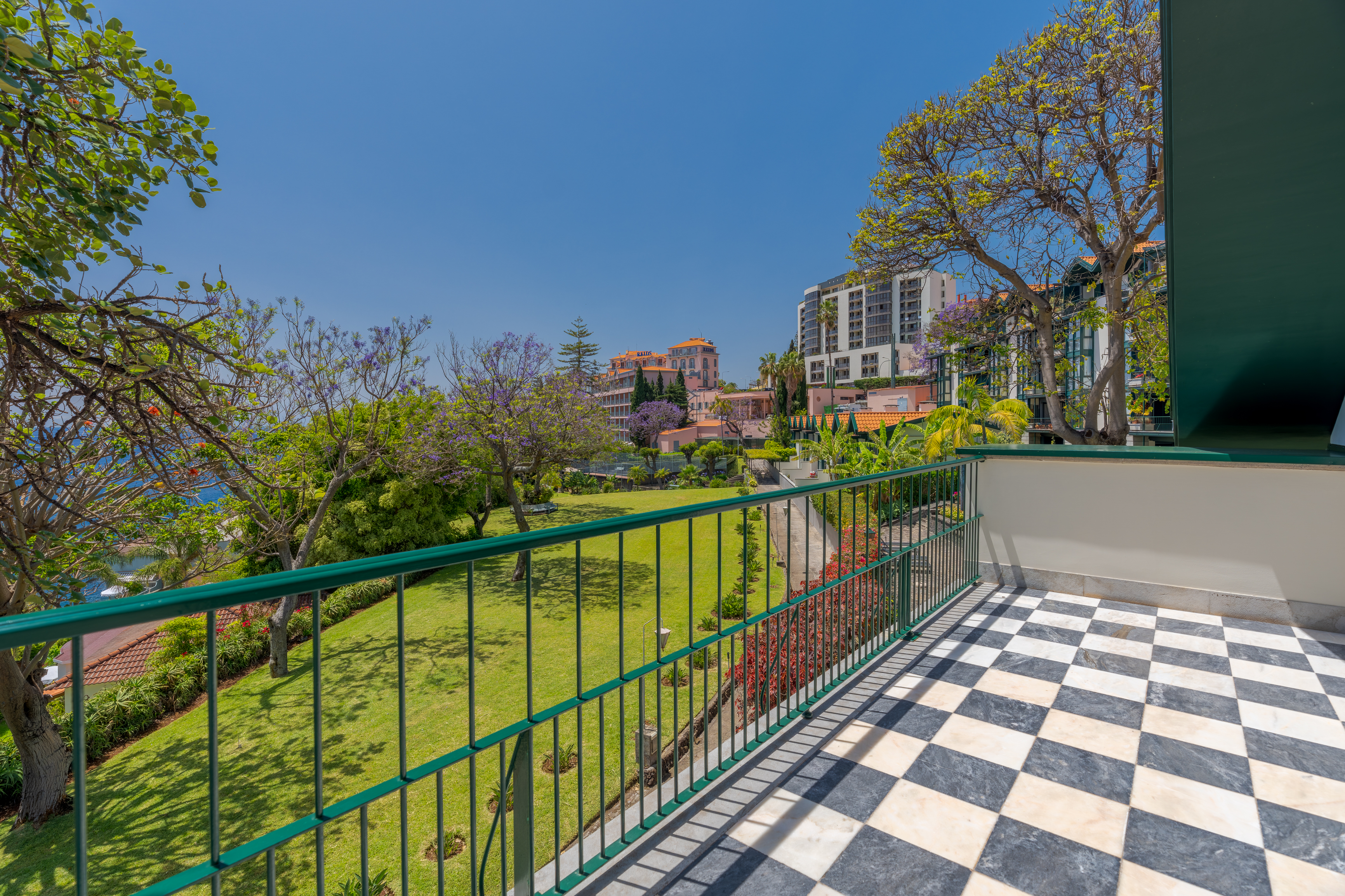 Varanda com vista para os jardins dos quartos