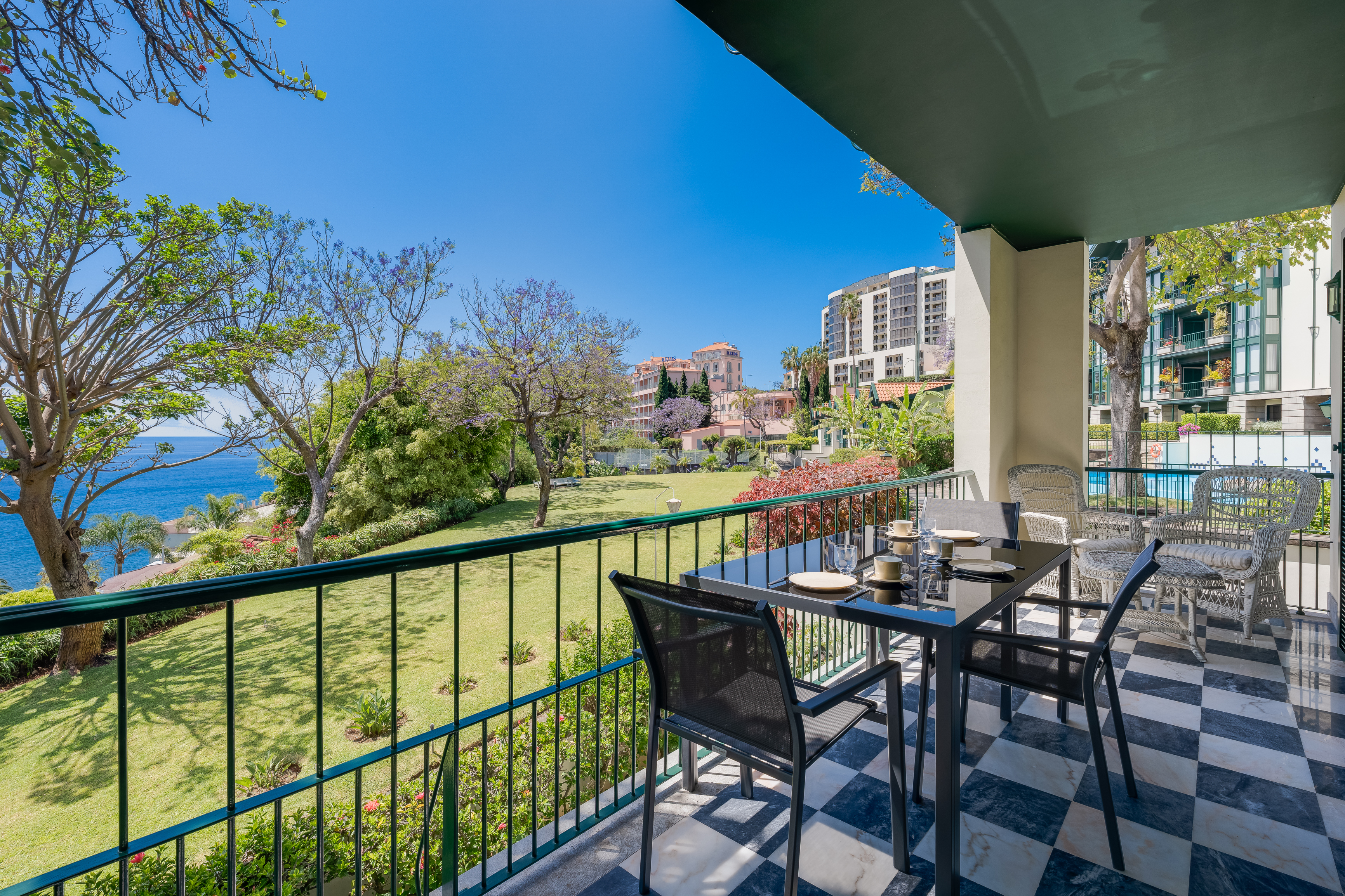 Varanda com vista para os jardins e oceano